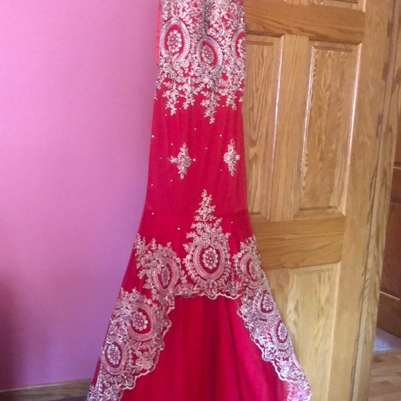 The dress is red and gold and it’s a size x small - Picture 2 of 6